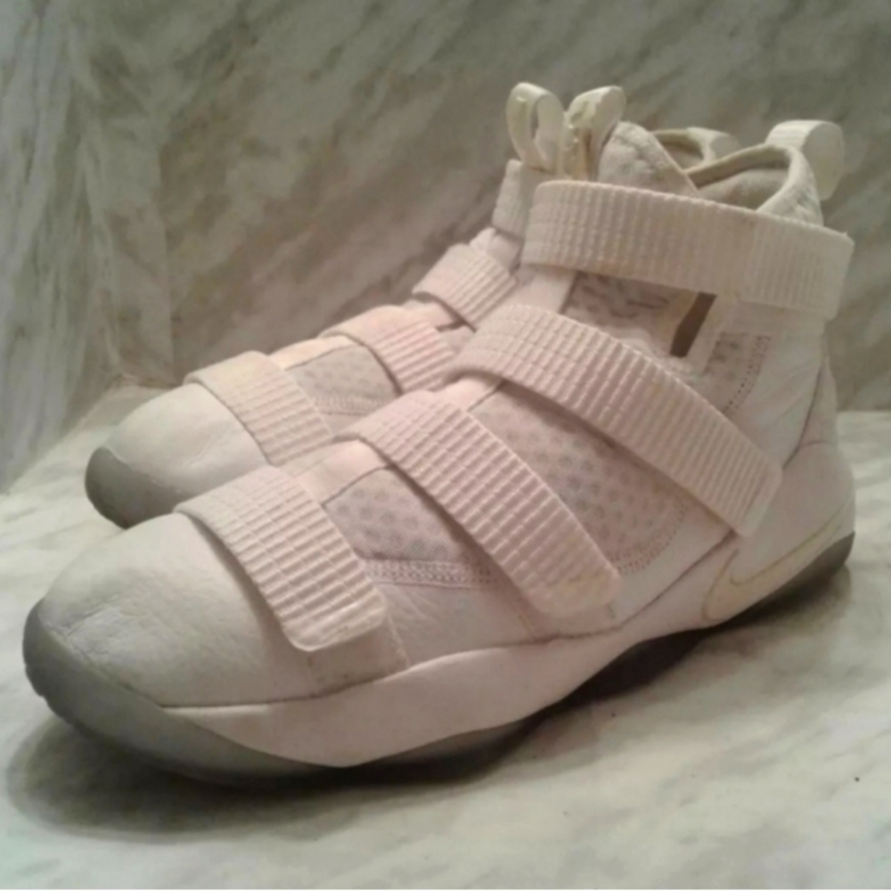 Nike LeBron Zoom Soldier 11 Basketball Shoes GS 6.5Y Womens sz 8 White strap